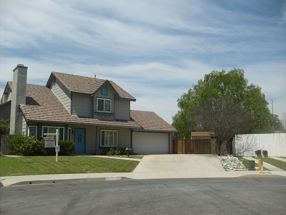 Front View on Cul De Sac