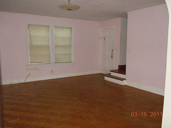 Living Room 213 NE Boulevard