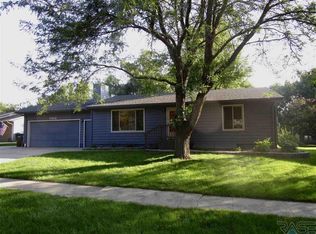 5812 W Pebble Creek Rd, Sioux Falls, SD 57106