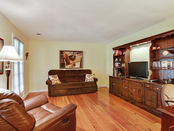 5th image of 26 Elmwood Dr