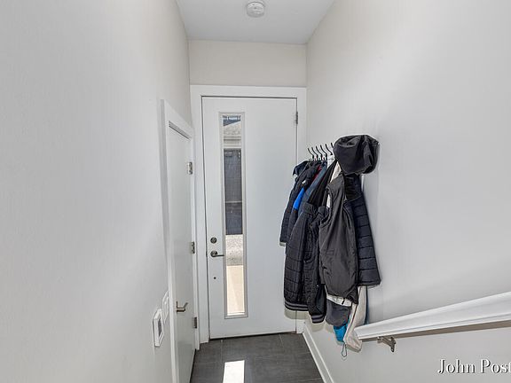 5th image of 621 Fairview Ave NE Unit 1