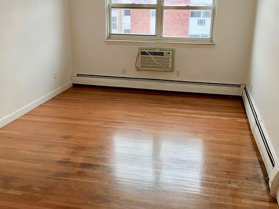2nd image of 14 Commonwealth Ct APT 14