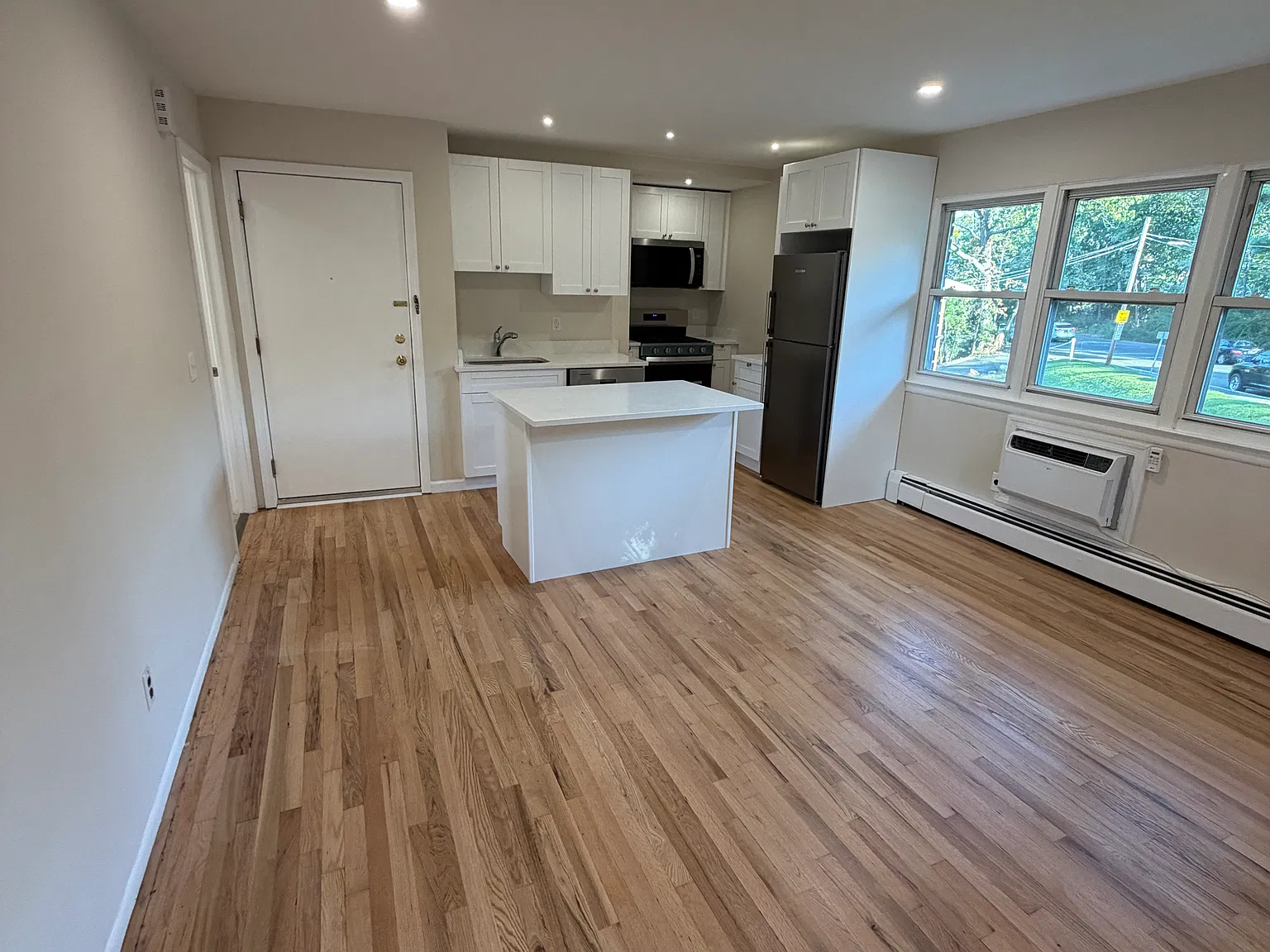 3 bed, 950 sqft, $2,850 — Photo 2