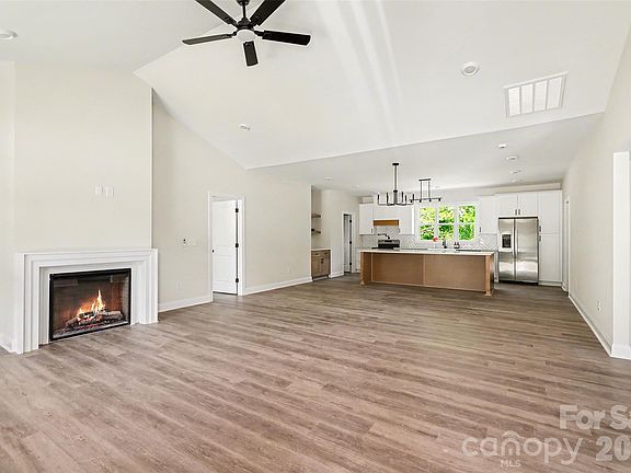 4th image of 1452 Robinwood Rd