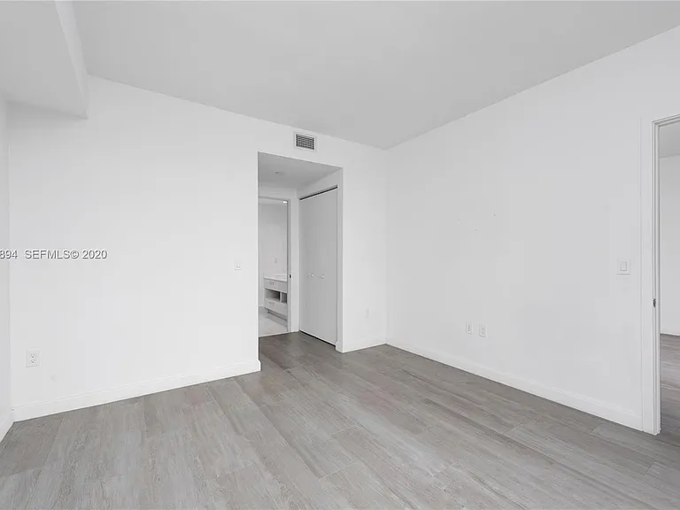 49 SW 9th St #9 — Photo 4