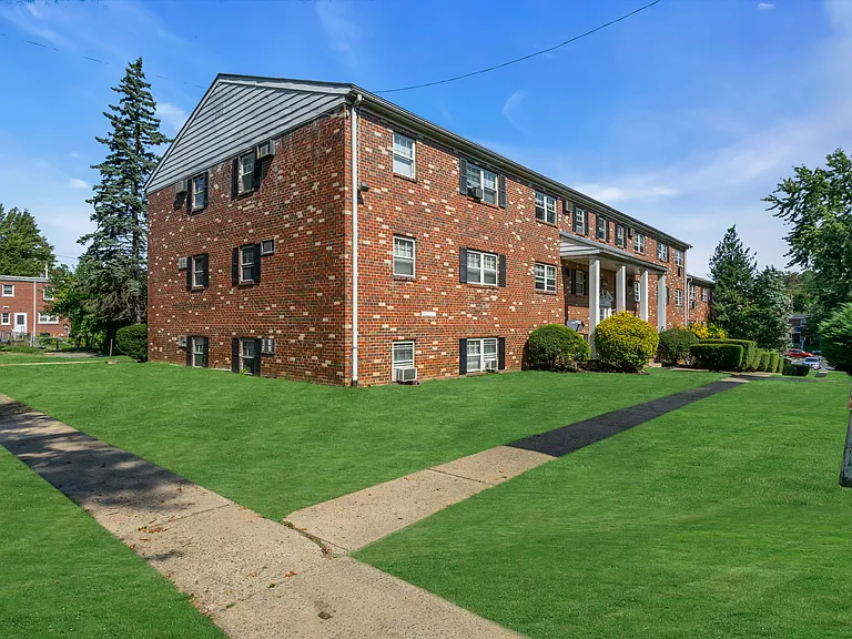 Lancaster Court Apartments — Photo 40
