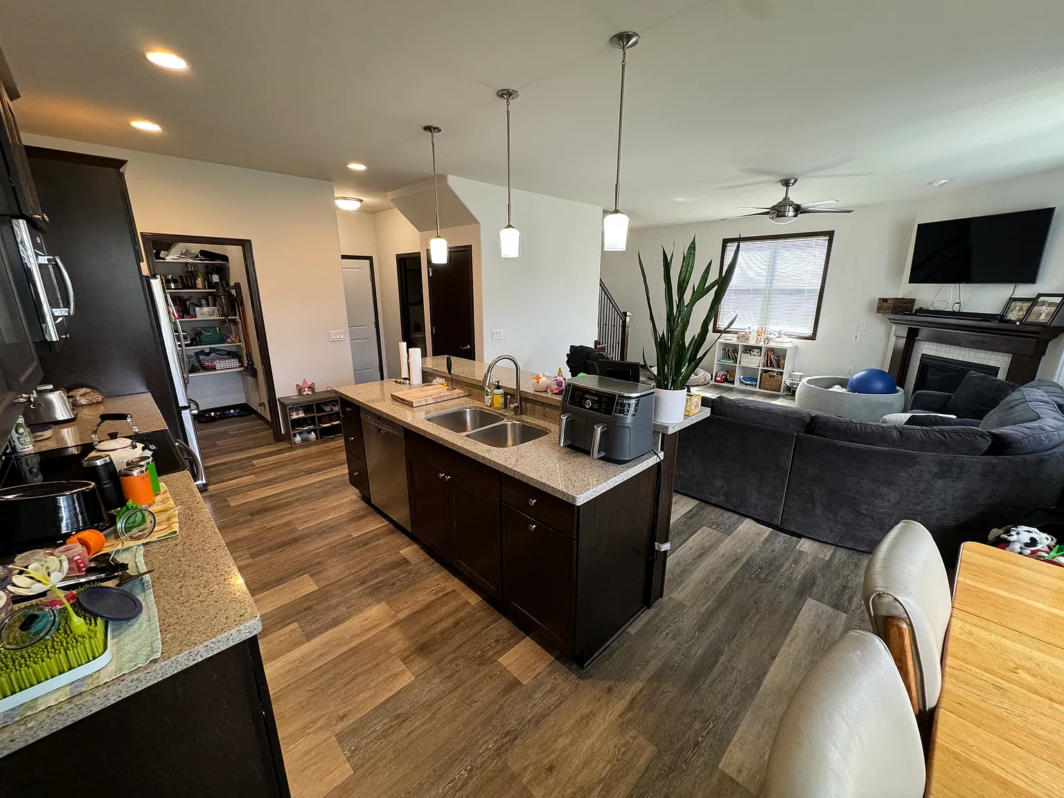 3 bed, 2.5 bath, 1700 sqft, $2,500 — Photo 3