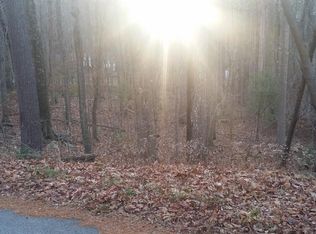 33 Old Village Rd, Sturbridge, MA 01566