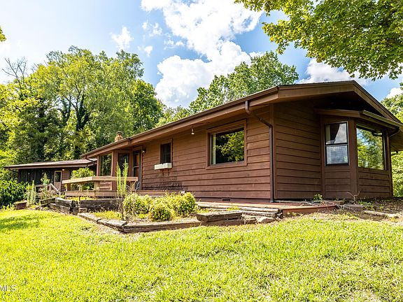 2nd image of 983 Country Ln