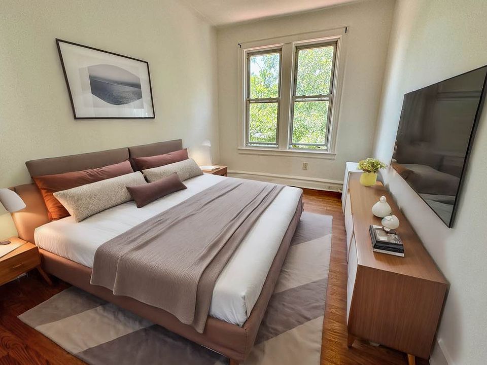 1st image of 2561 45th St #3