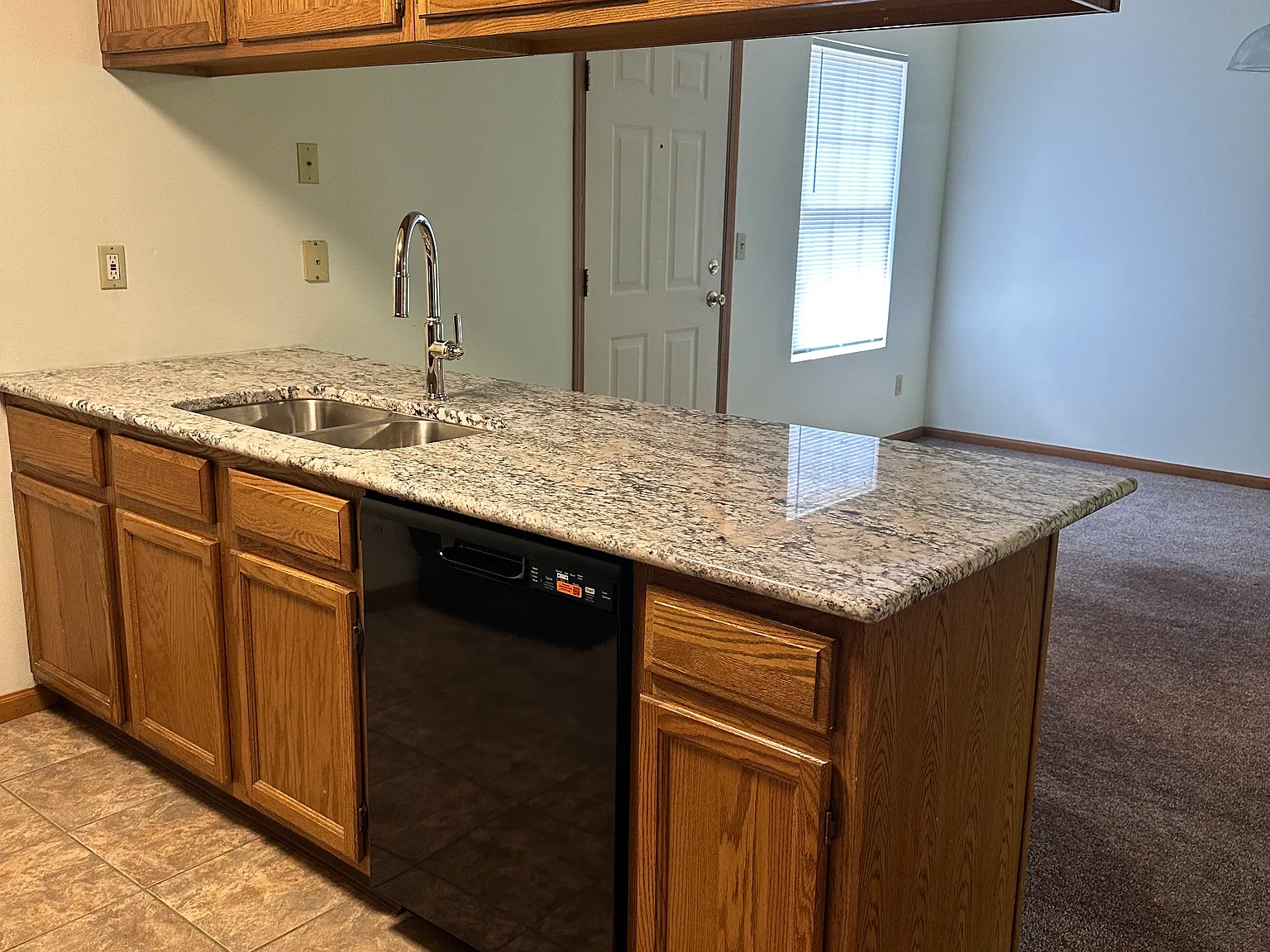 2 bed, 1200 sqft, $1,595 — Photo 2