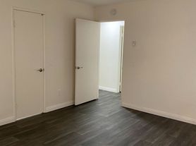 1st Ave, 2 beds  2.0 baths (880 sqft)