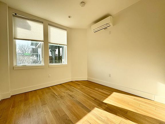 2nd image of 10 Lexington Ave #2II