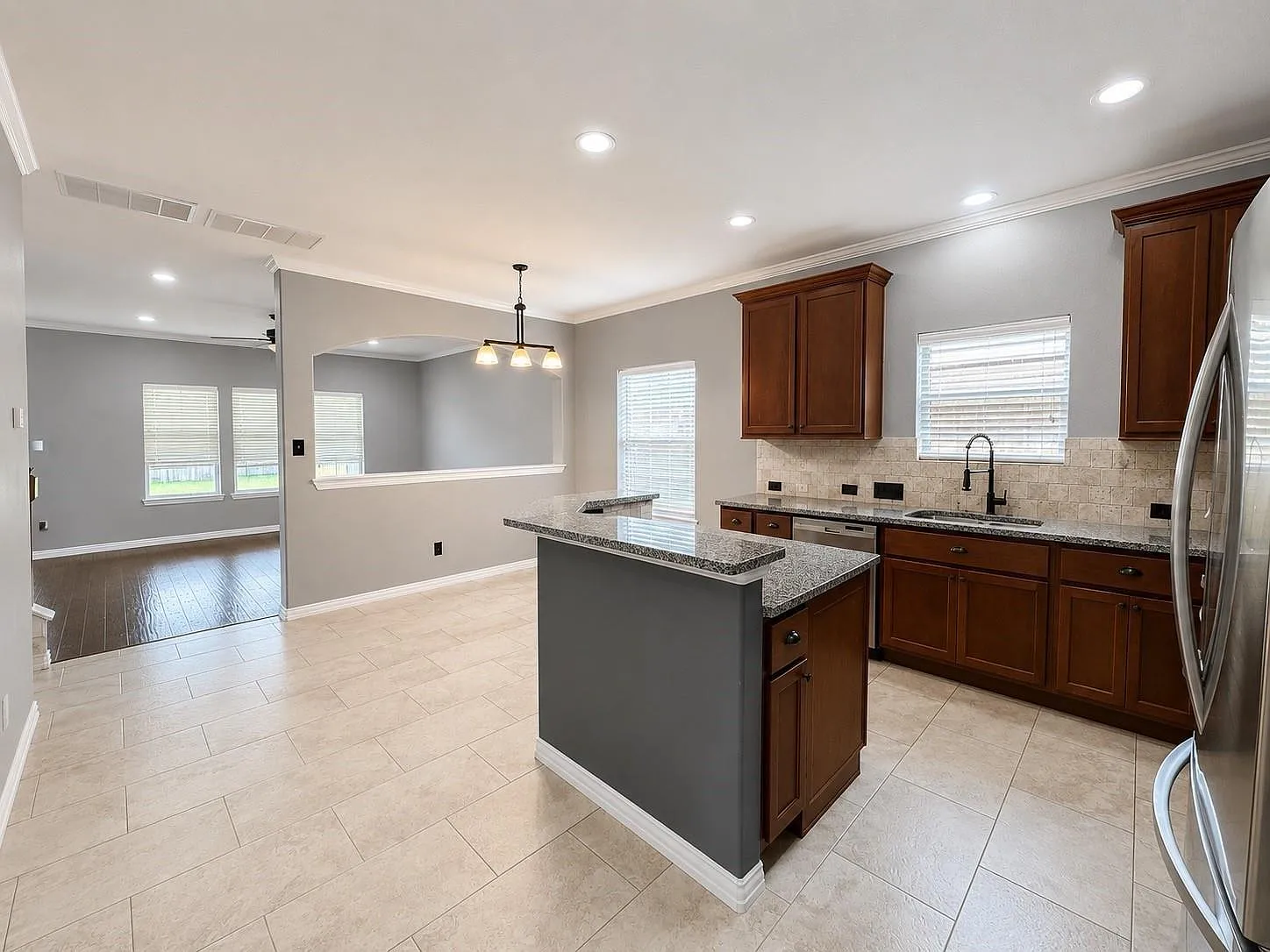 5 bed, 3.5 bath, 3329 sqft, $2,900 — Photo 4