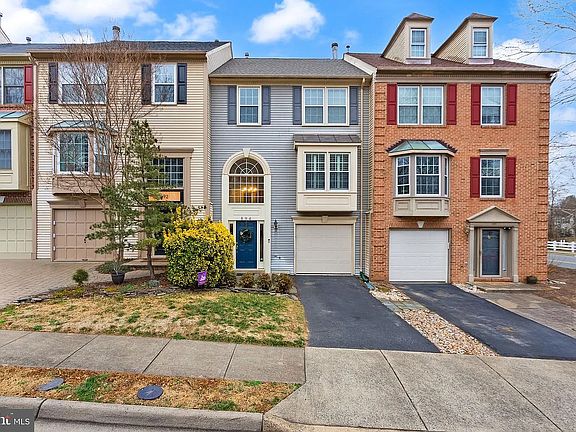 3rd image of 894 Tall Oaks Sq SE