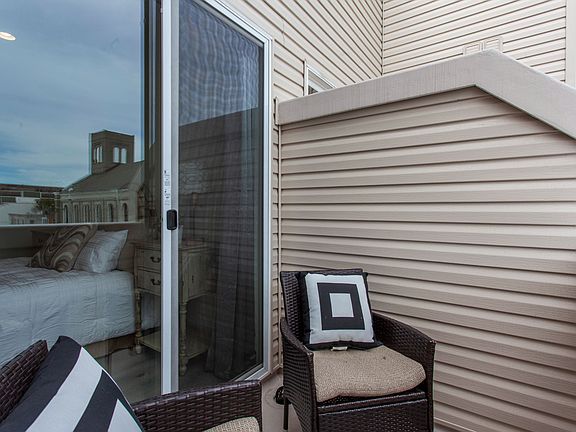 4th image of 1533-39 Parrish St #4EA
