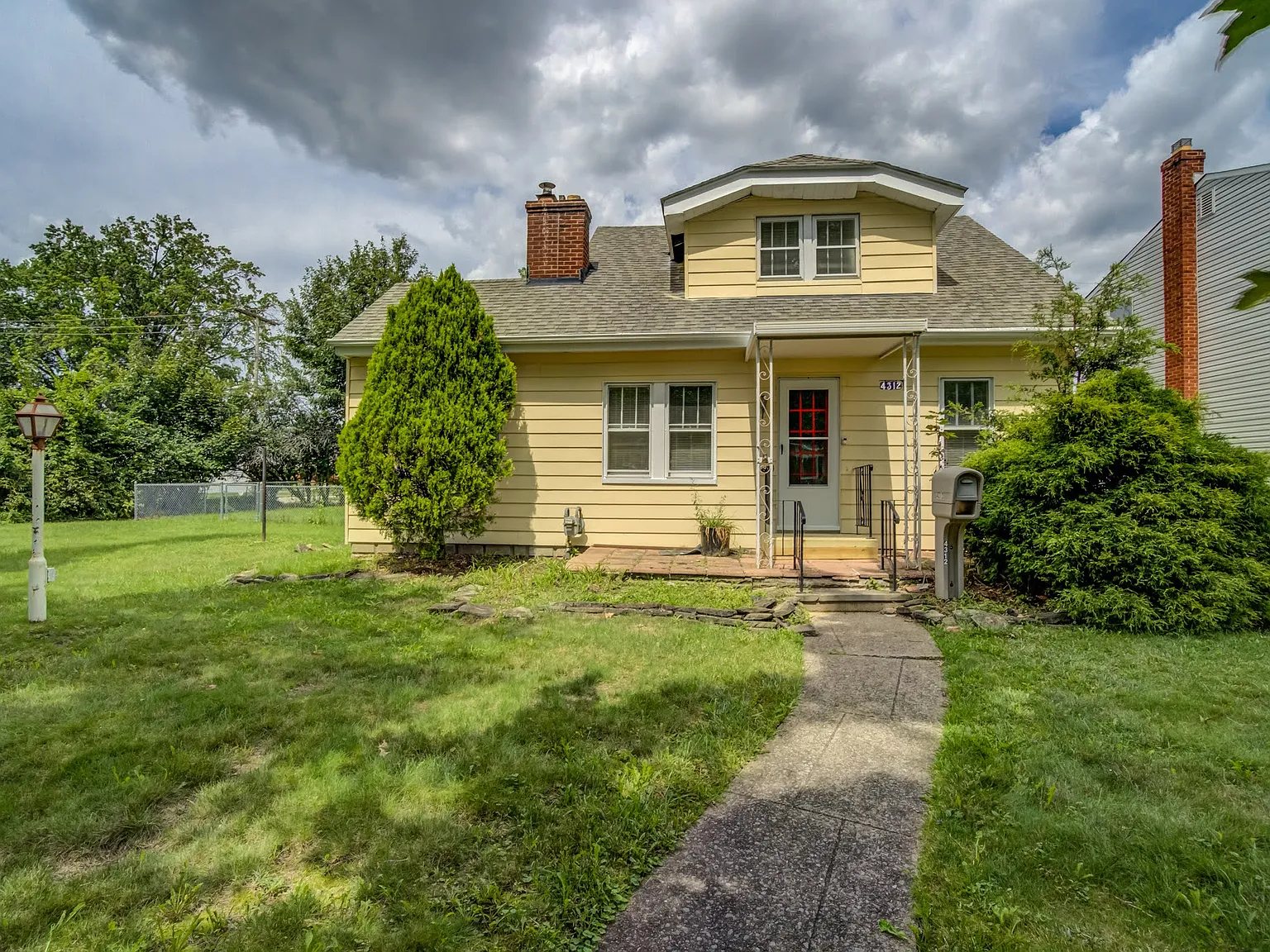 3 bed, 1255 sqft, $1,850 — Photo 1