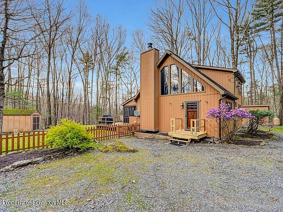 3rd image of 524 Hemlock Ln