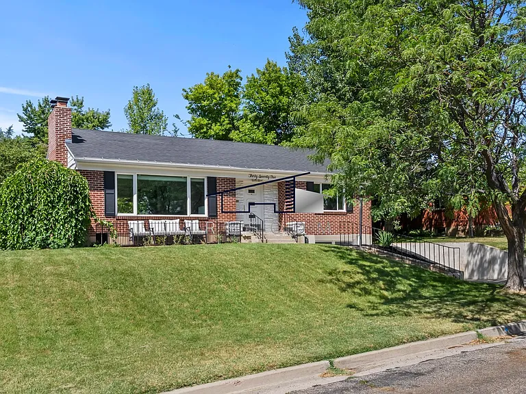 3075 Polk Ave — Photo 2