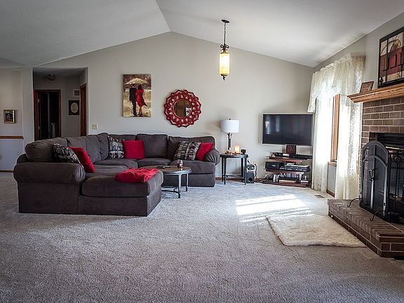 3rd image of 2713 Acacia Ave