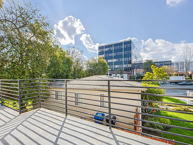 Luxury 3 & 4 Bed Townhomes a Short Walk to Topanga Village! — Photo 46