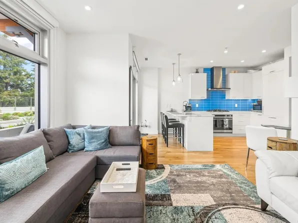 916 Lyall St #107, Esquimalt, BC V9A 5E9