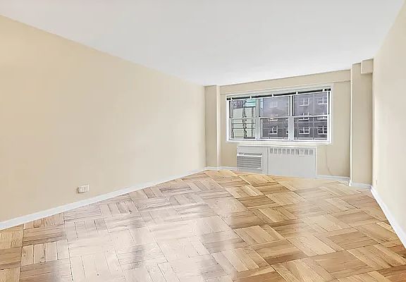 4th image of 30 W 60th St APT 11B