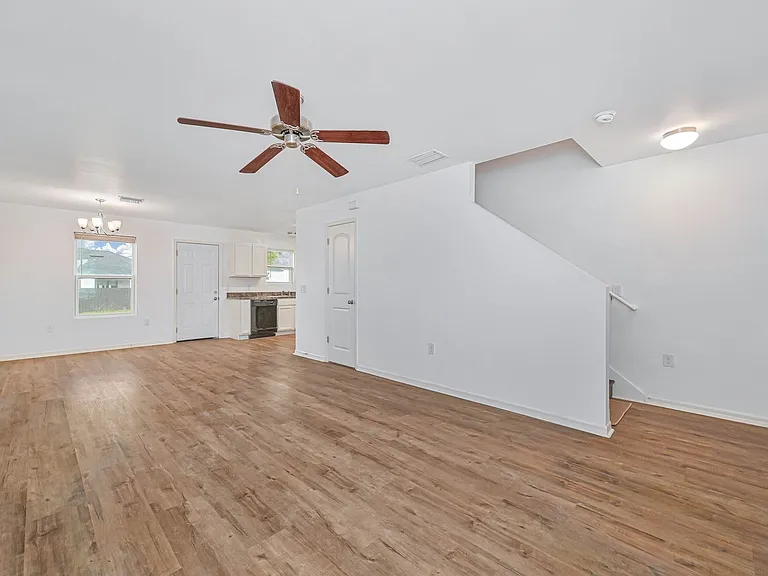 305 NW 16th Pl — Photo 2