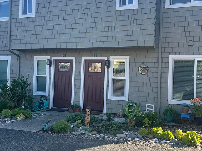 104 Lloyd Ct — Photo 1