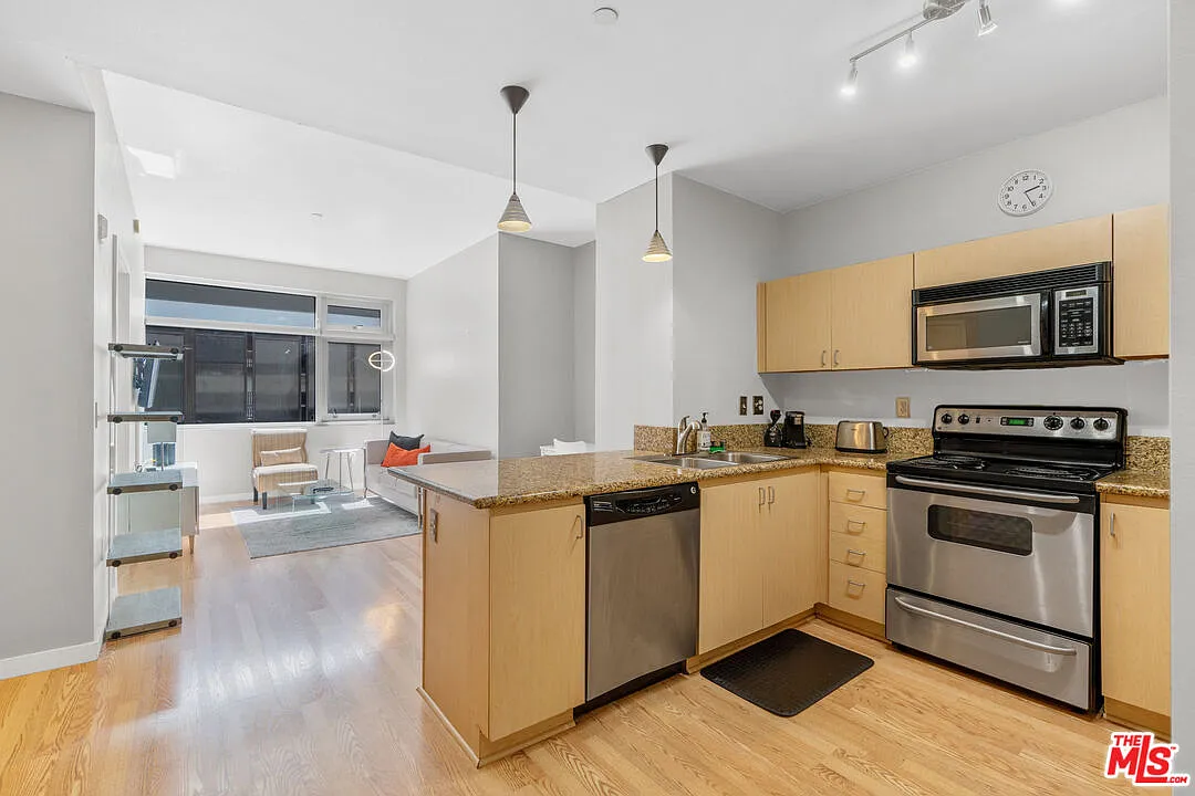 1 bed, 1.0 bath, 530 sqft, $2,100 — Photo 1