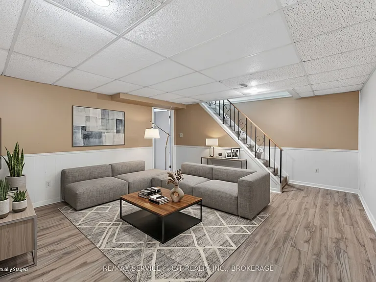 877 Muirfield Cres — Photo 31