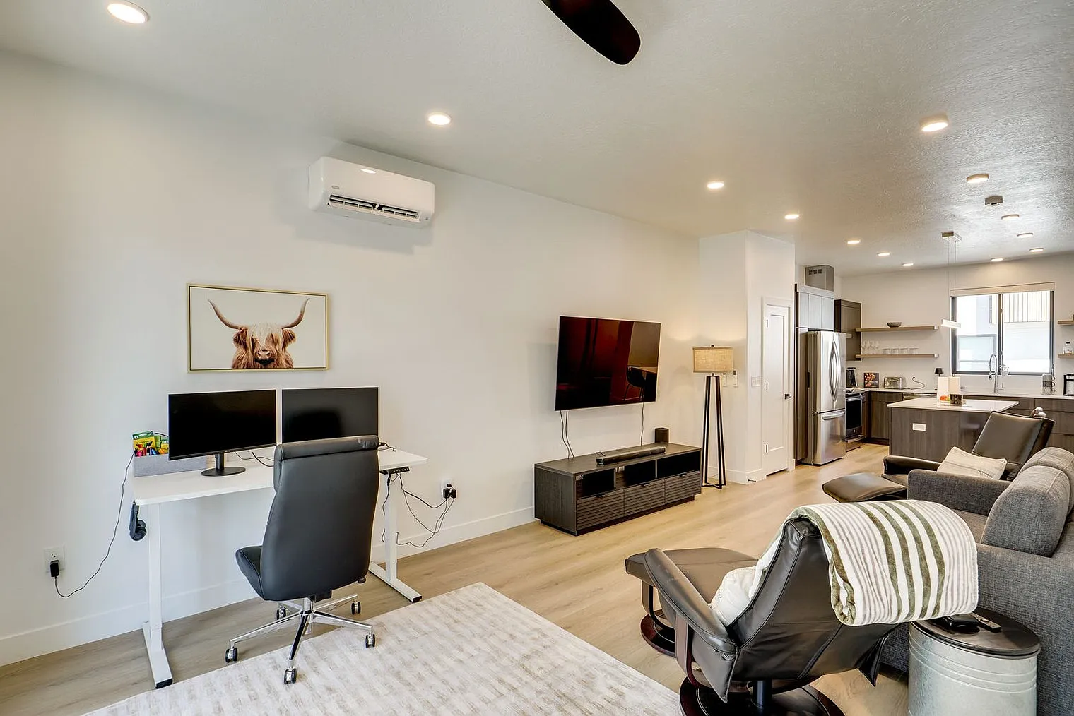2 bed, 2.0 bath, 1194 sqft, $3,953 — Photo 3