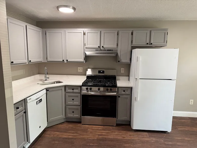 472 S Main St — Photo 1