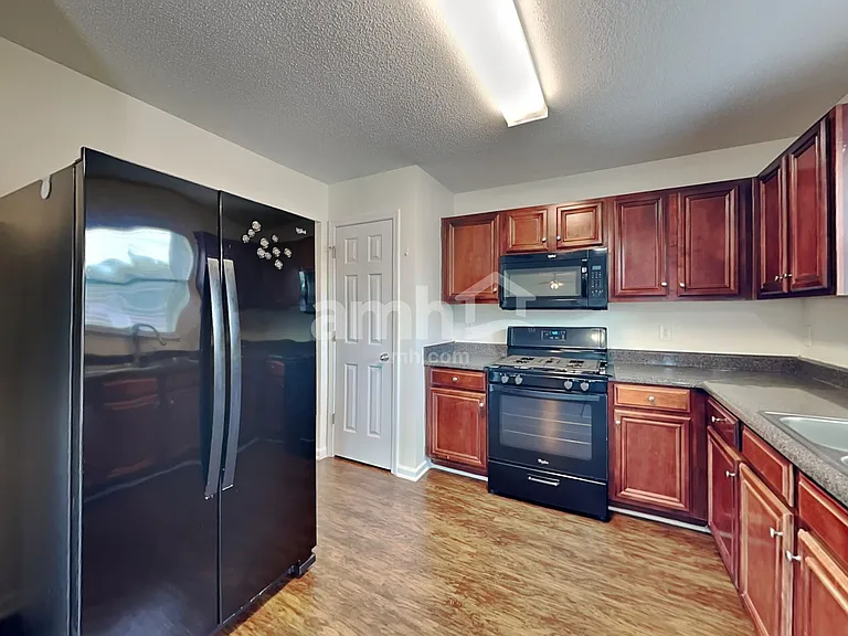 4913 Bryant Dr — Photo 3