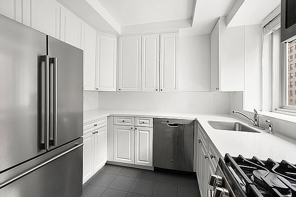 1st image of 135 W 58th St APT 6B
