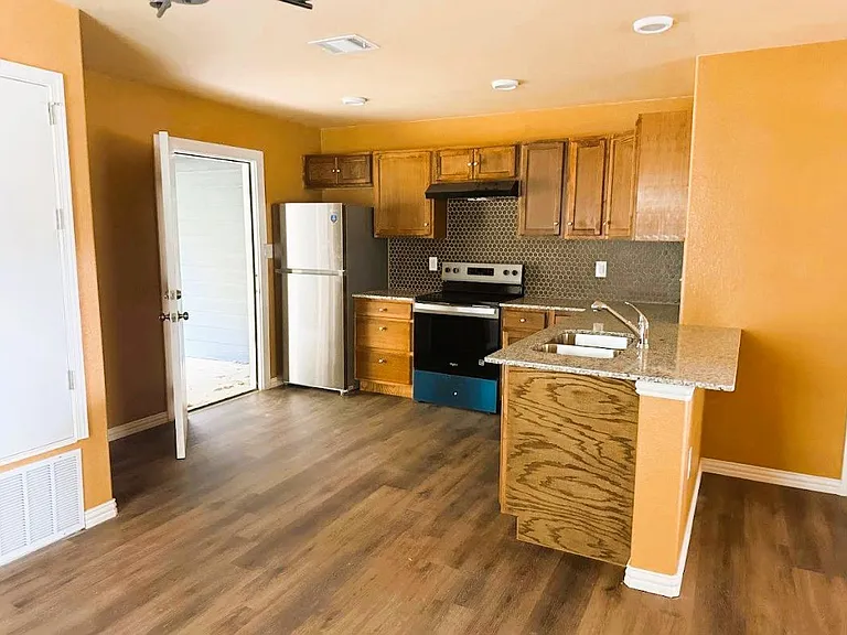 240 W Elm St #A — Photo 9