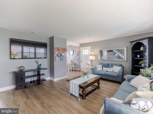 23 Aster Ln, Levittown, PA 19055