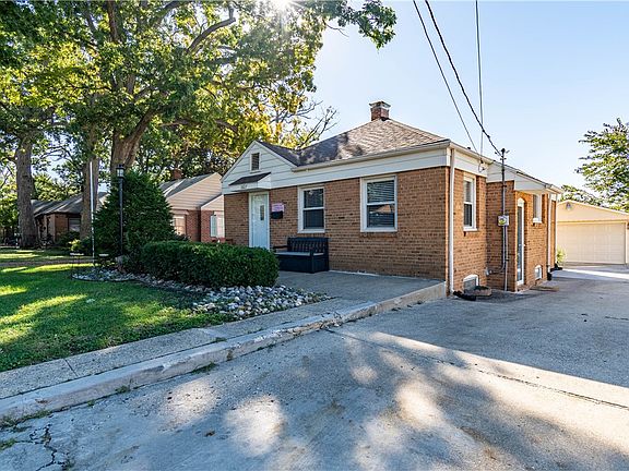 2nd image of 1827 Shady Crest St
