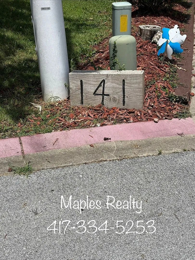 *New Listing* 3 Bedroom, 2 Bathroom, 2 Car Garage Home In Hollister — Photo 2