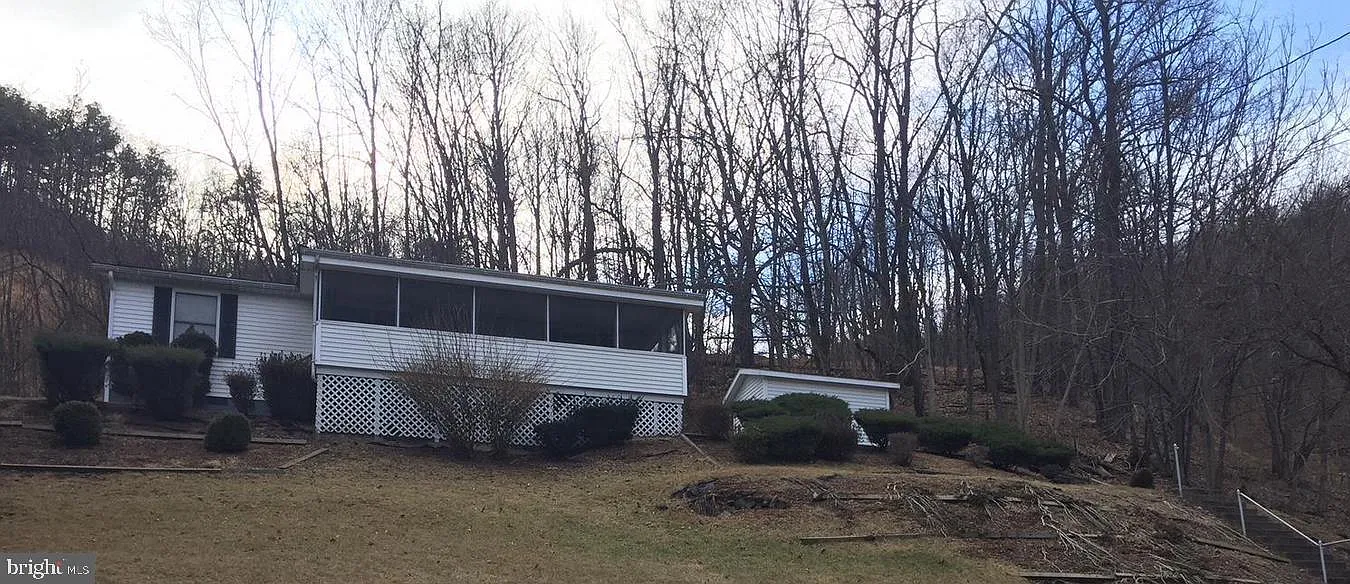 490 Armstrong St photo 1