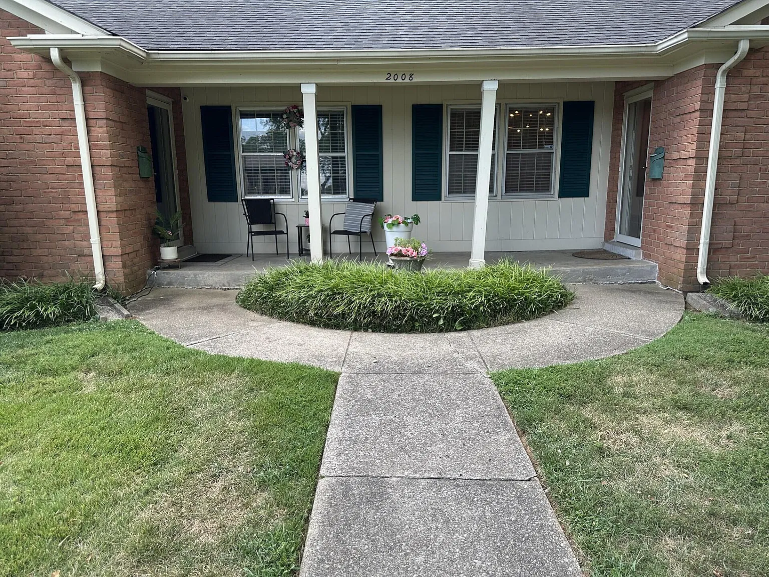 3 bed, 2.0 bath, 3306 sqft, $1,995 — Photo 3
