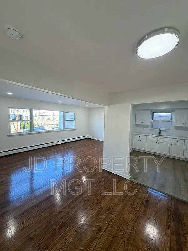 3 bed, 1.0 bath, $2,900 — Photo 2