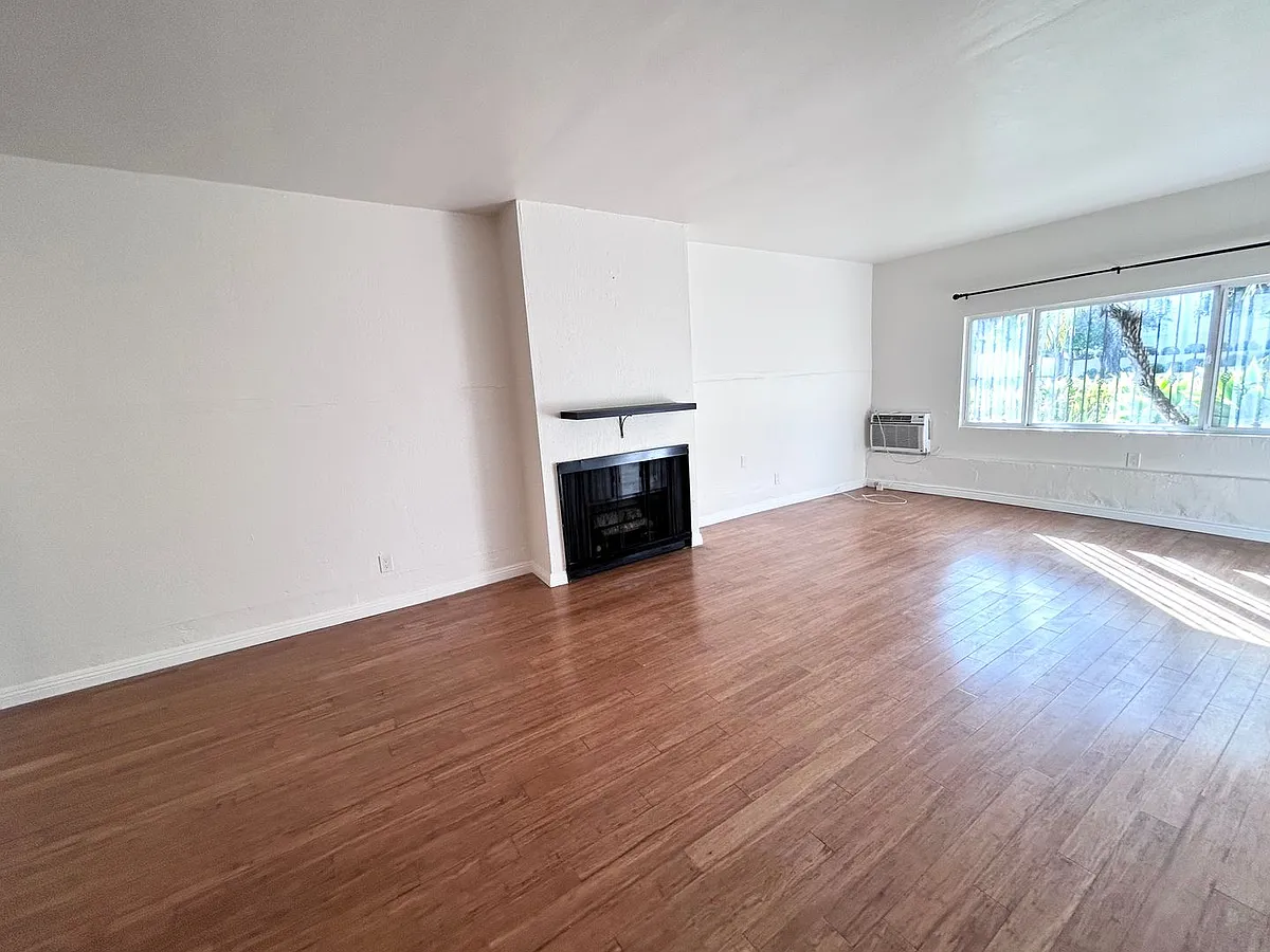 Building Photo - 1000 N Doheny Dr