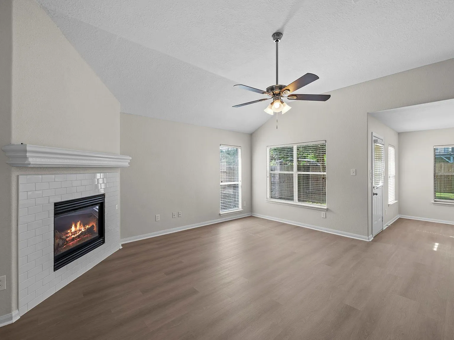 3 bed, 2.0 bath, 1598 sqft, $2,050 — Photo 4