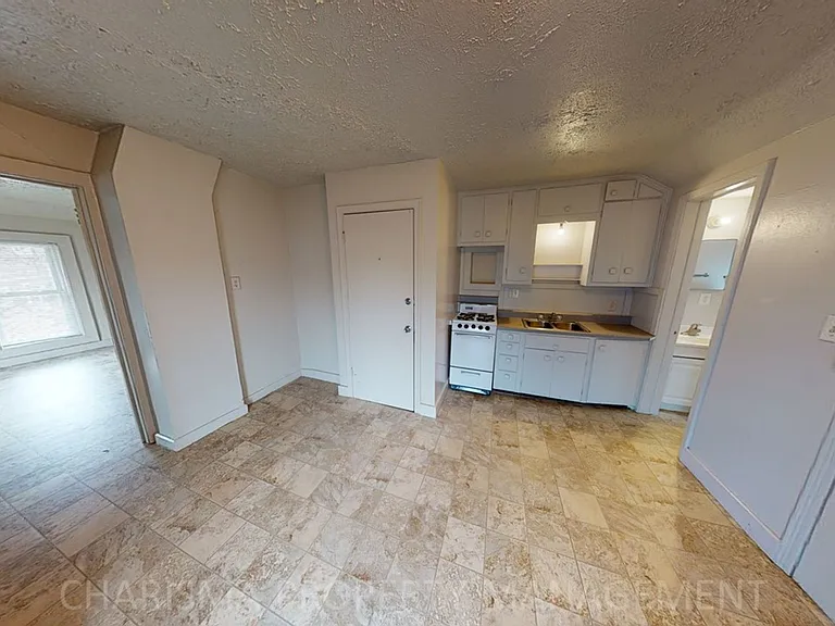 817 W 11th St #4 — Photo 5