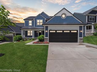 504 Heritage Ridge Dr, Milford, MI 48381