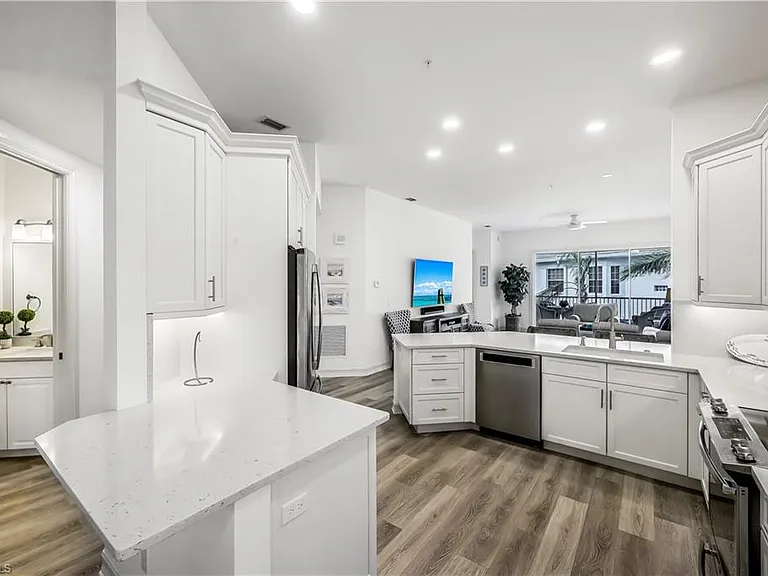 837 Sailaway Ln #204 — Photo 6
