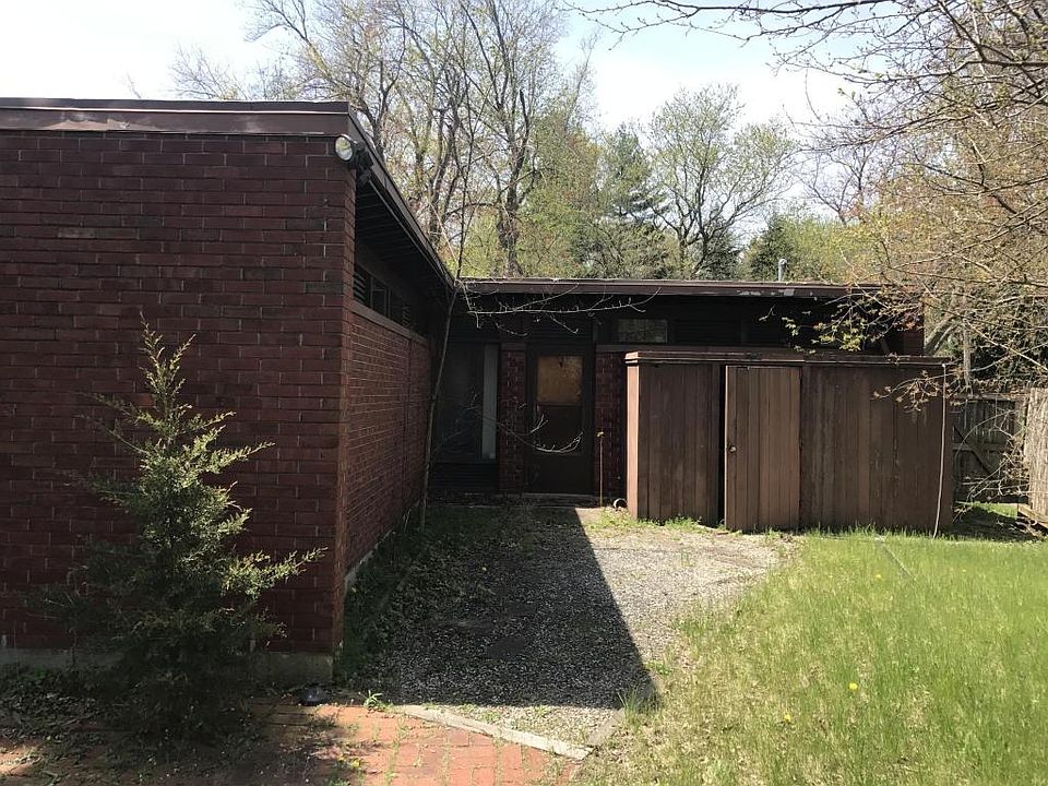 2nd image of 1102 Crown St
