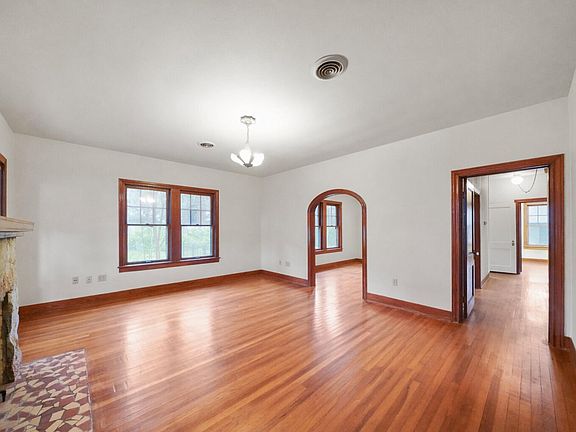 5th image of 229 E Cedar St
