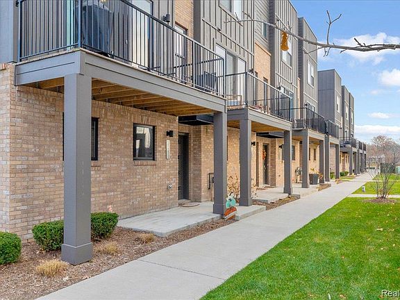 2nd image of 1061 Hampton Cir